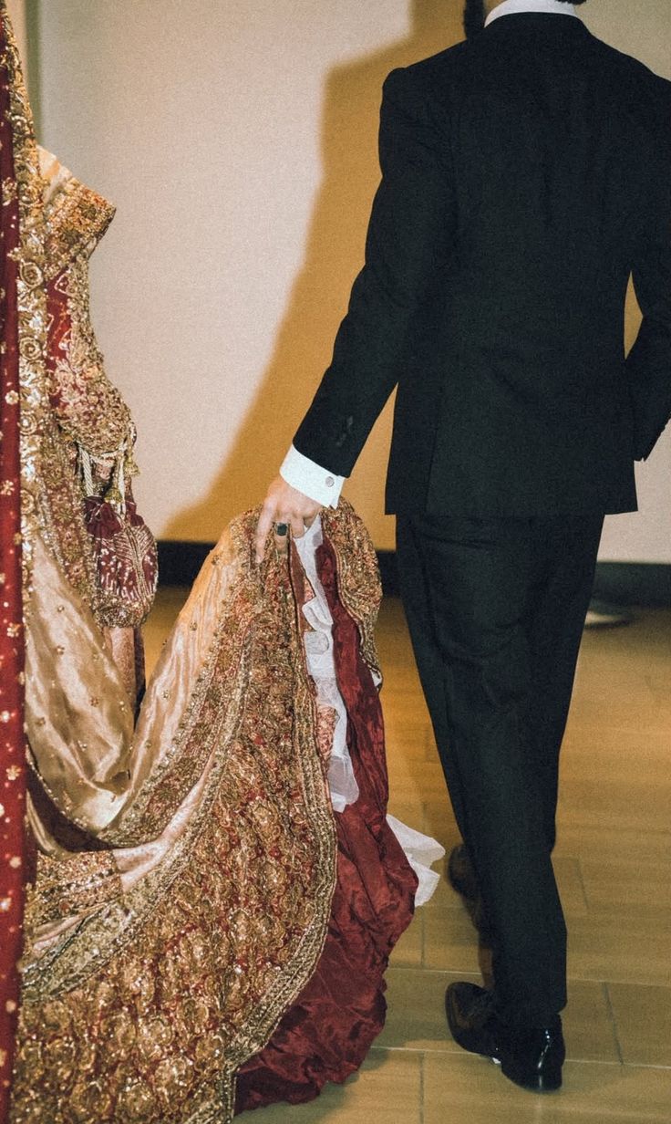 Wedding couple, bridal dress train
